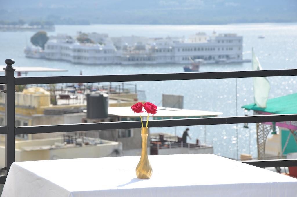Hotel Lake Paradise Udaipur Room photo